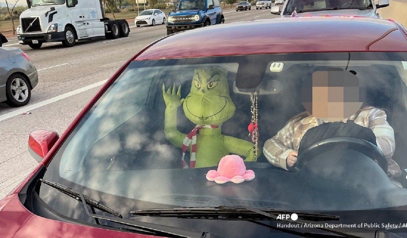 Conductor usó un Grinch para invadir carril rápido en Arizona
