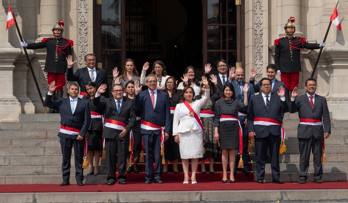 Dina Boluarte, presidenta de Perú, nombró a su gabinete de ministros