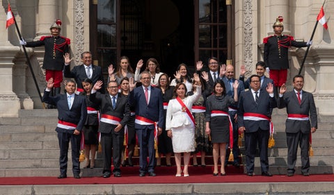 Dina Boluarte, presidenta de Perú, nombró a su gabinete de ministros