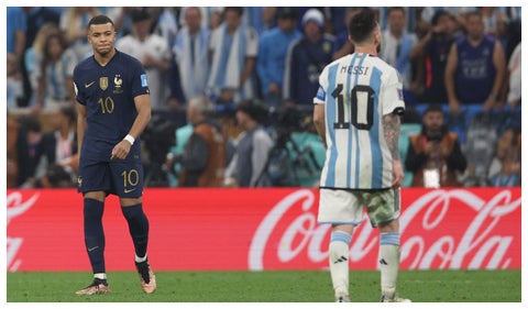 Mbappé y Messi en la final del Mundial de Qatar