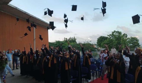 Shakira presume el grado de los niños y jóvenes de dos de sus escuelas