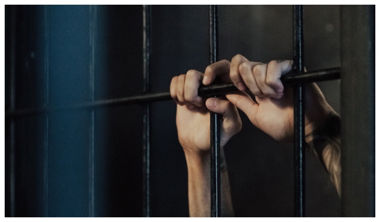 Hombre en una celda en prisión