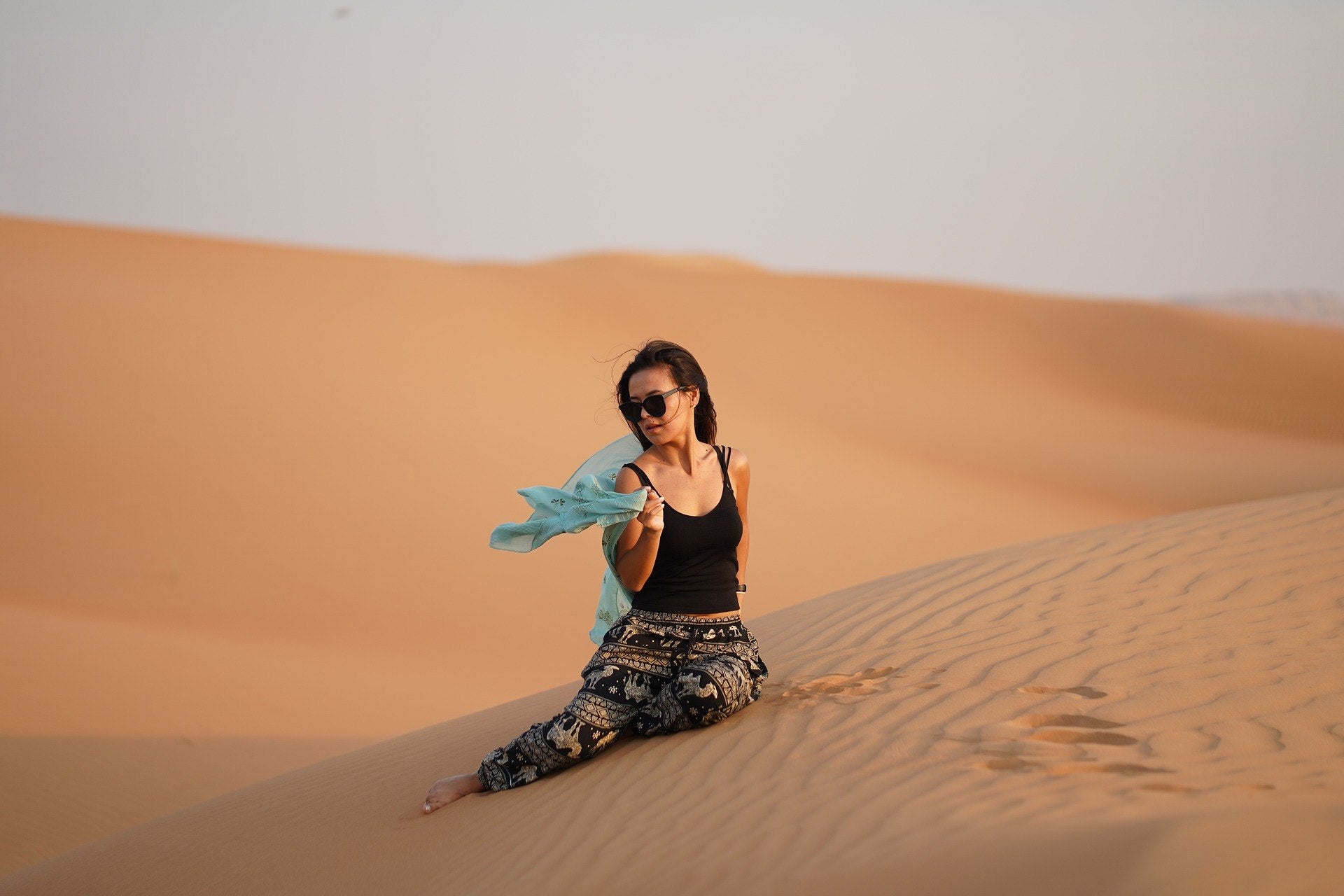 Mujer el el desierto de dubai