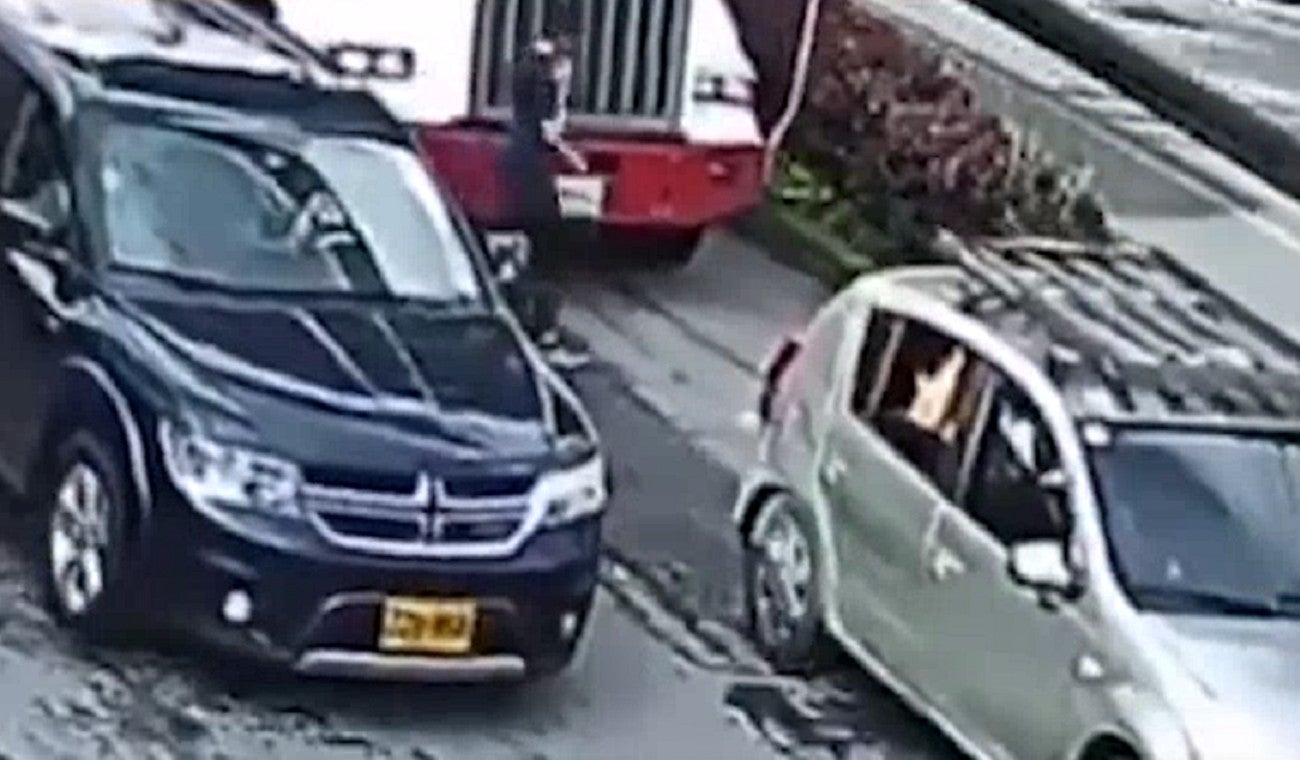 Mujer fue atropellada por estar en el celular
