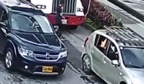 Mujer fue atropellada por estar en el celular