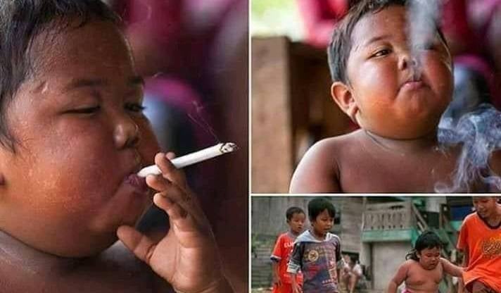 Niño de indonesia que fuma