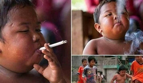 Niño de indonesia que fuma