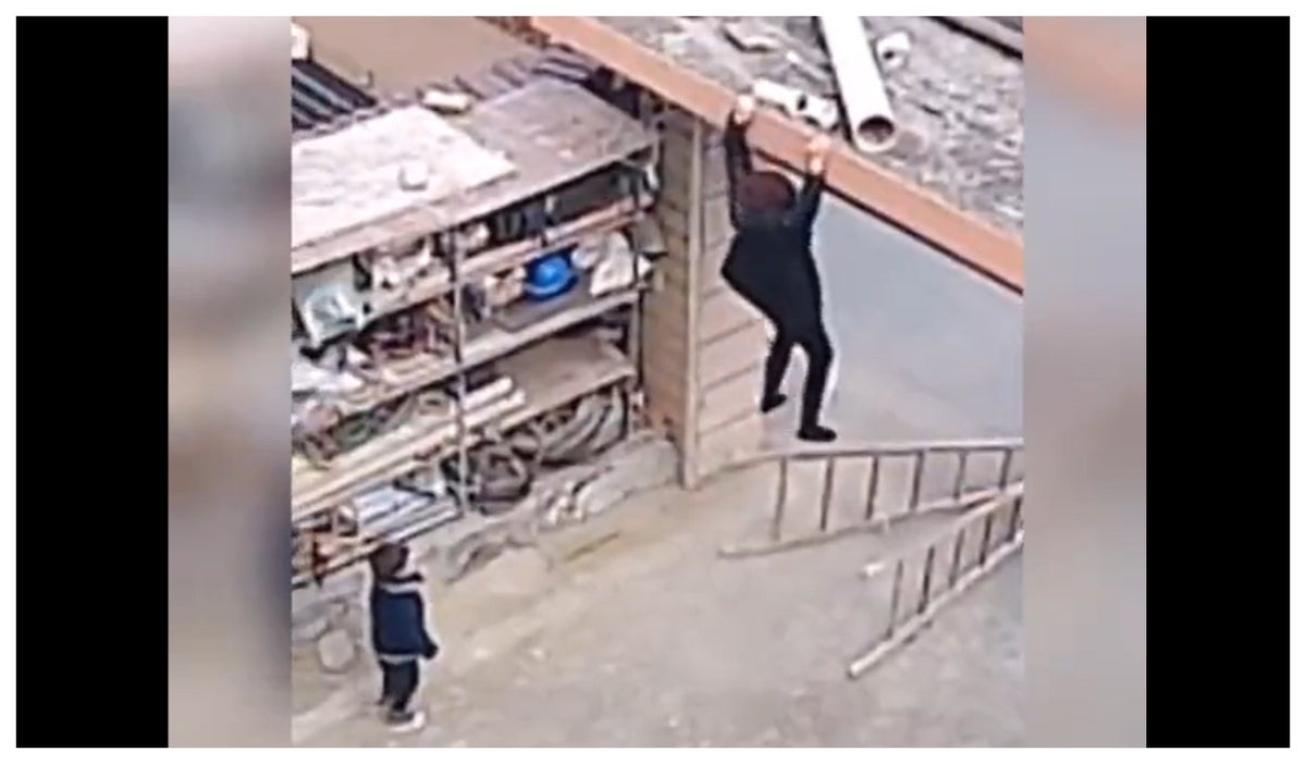 Niño salva a su mamá de caerse