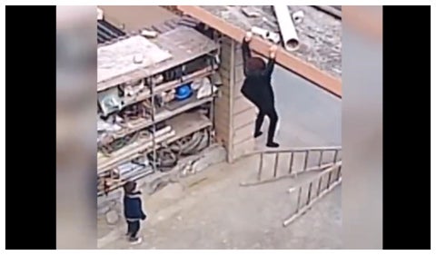 Niño salva a su mamá de caerse