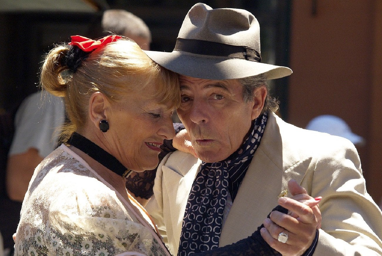 pareja de la tercera edad bailando