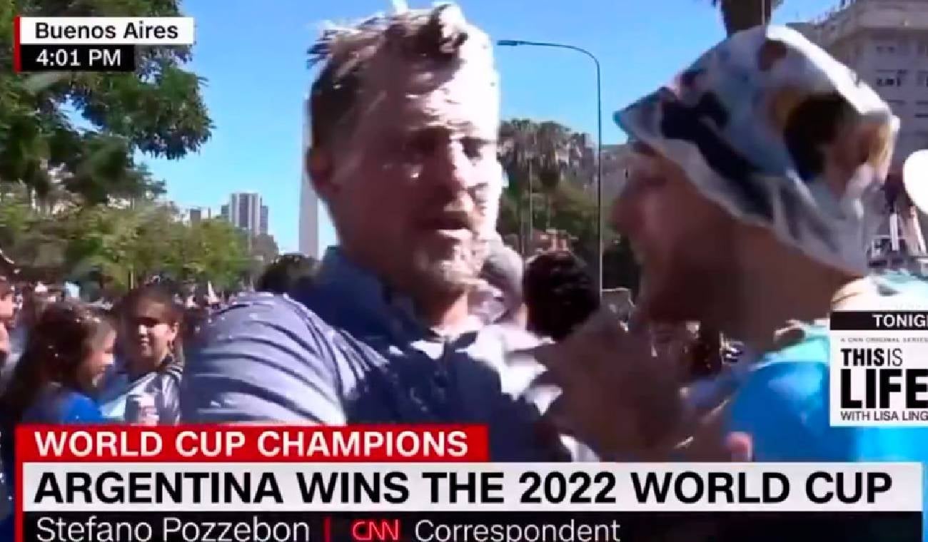 A reportero le lanzan espuma durante transmisión en vivo