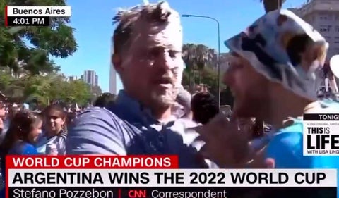 A reportero le lanzan espuma durante transmisión en vivo