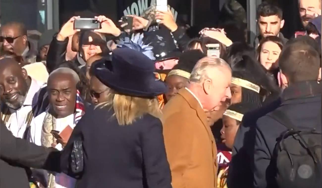 Detenido un joven en Inglaterra por arrojar un huevo hacia Carlos III