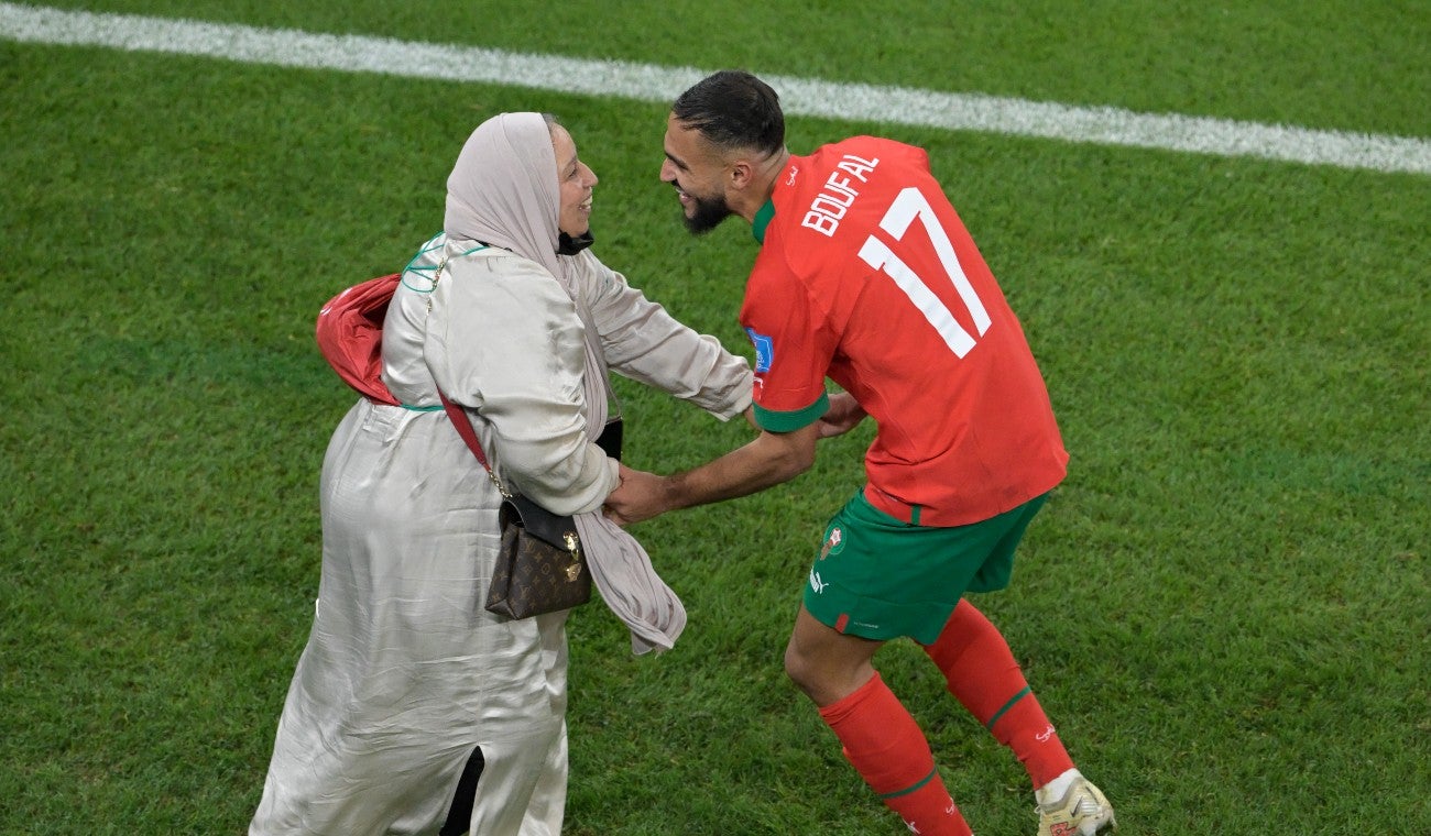 Sofiane Boufal celebra con su madre