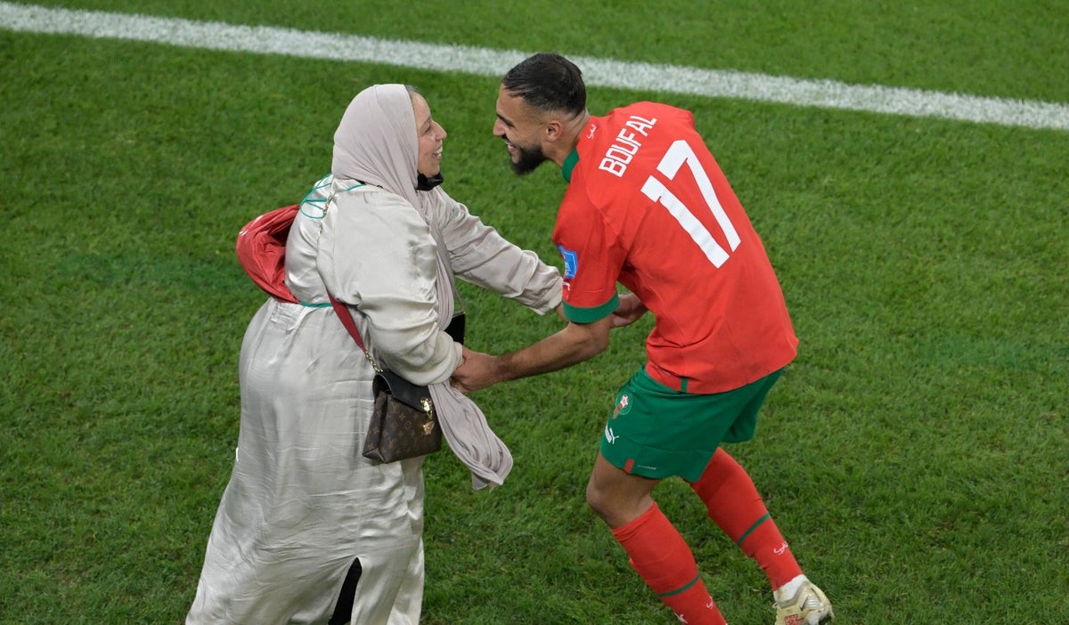 Sofiane Boufal celebra con su madre