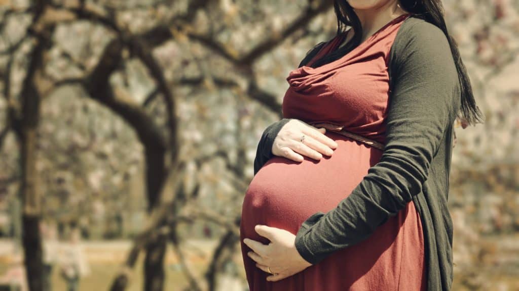 Mujer sosteniendo su barriga