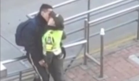 Vigilante y Policía besándose