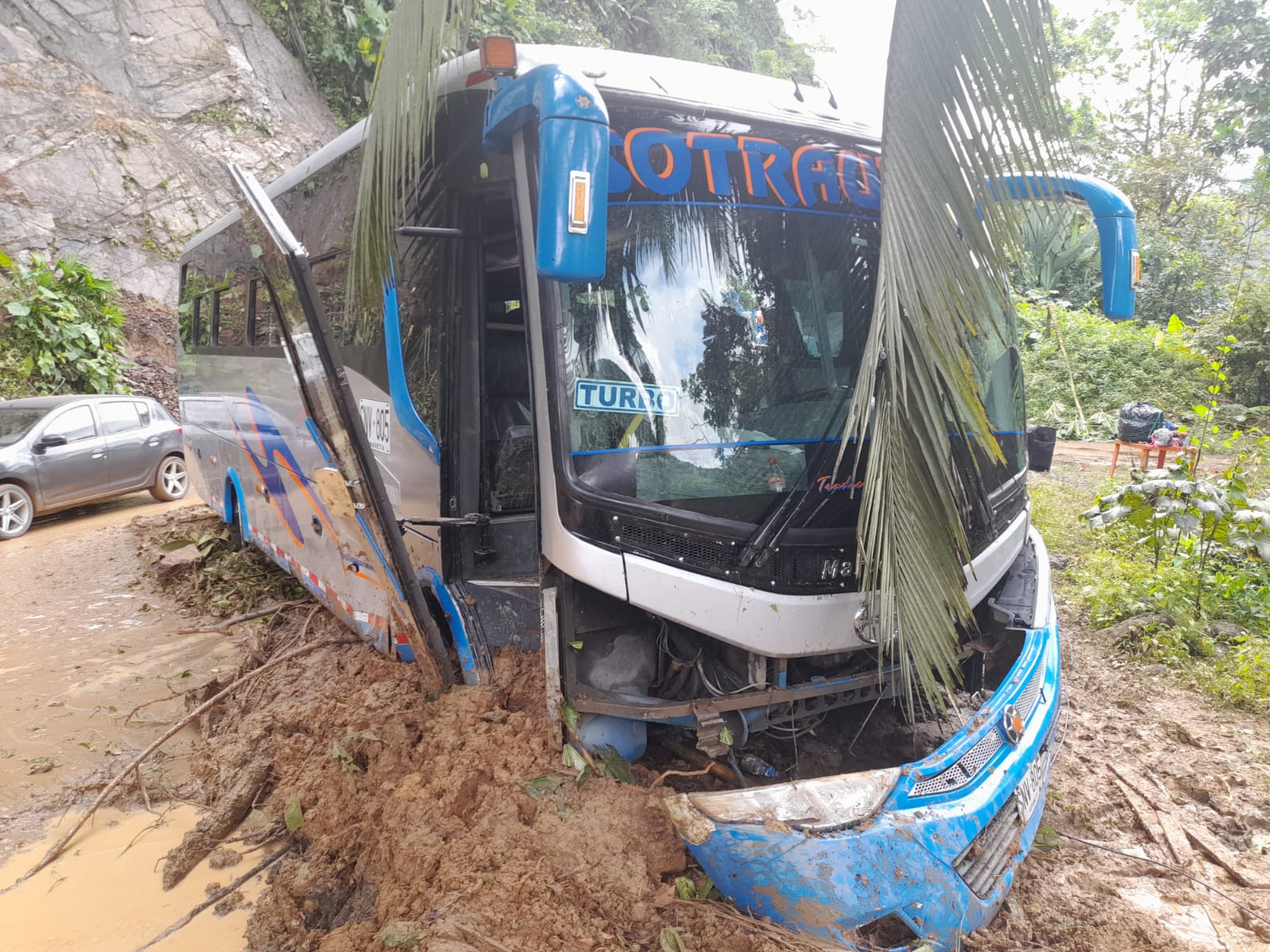 Vehículo impactado por un deslizamiento de tierra en la vía Medellín- Urabá