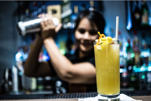 Mujer preparando un coctel