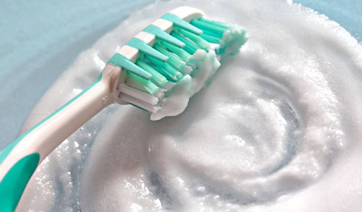 Lavar los dientes con bicarbonato