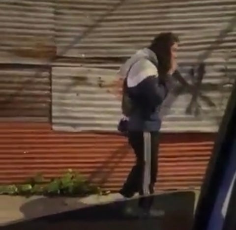 El regaño de una joven a su pareja por no llegar a la casa