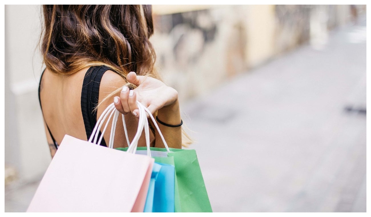 Mujer comprando productos en Colombia