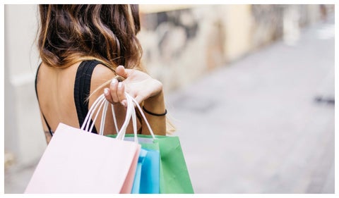 Mujer comprando productos en Colombia