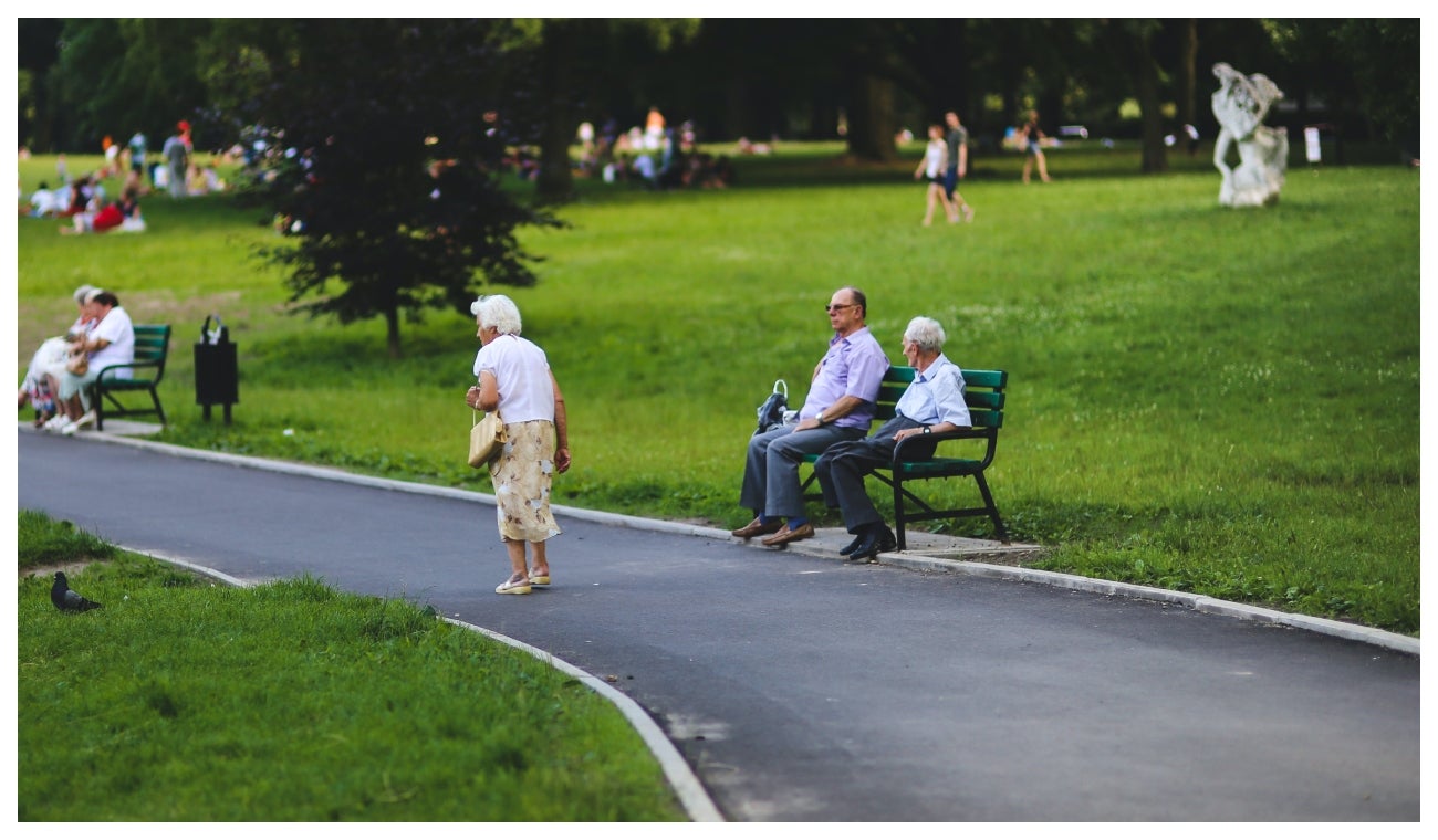 Colpensiones - Panorámica de adultos mayores en un parque