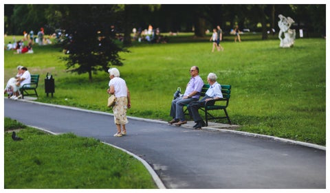 Colpensiones - Panorámica de adultos mayores en un parque