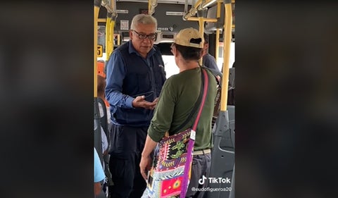 Conductor de un bus le pidió a un músico ambulante pagar el pasaje