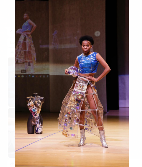 Desfile de modas con materiales reciclados.
