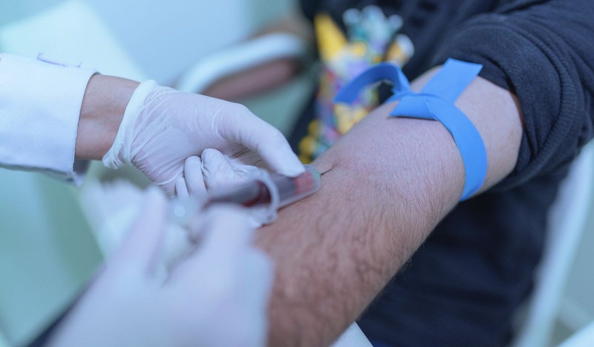 Hombre donando sangre