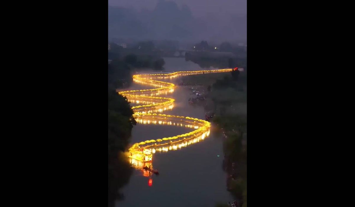 Dragones dorados en río de China
