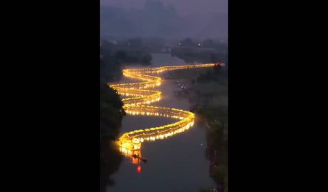 Dragones dorados en río de China
