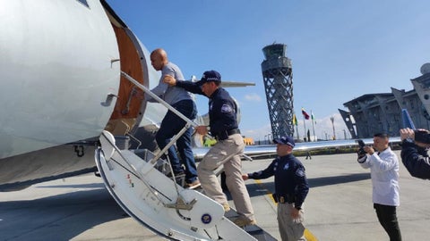 Álvaro Córdoba subiendo al avión para ser extraditado