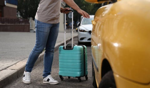 Hombre olvidó más de 16.000 euros en un taxi