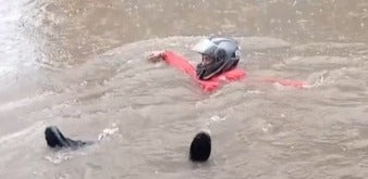 Hombre nadó en las calles de Bogotá