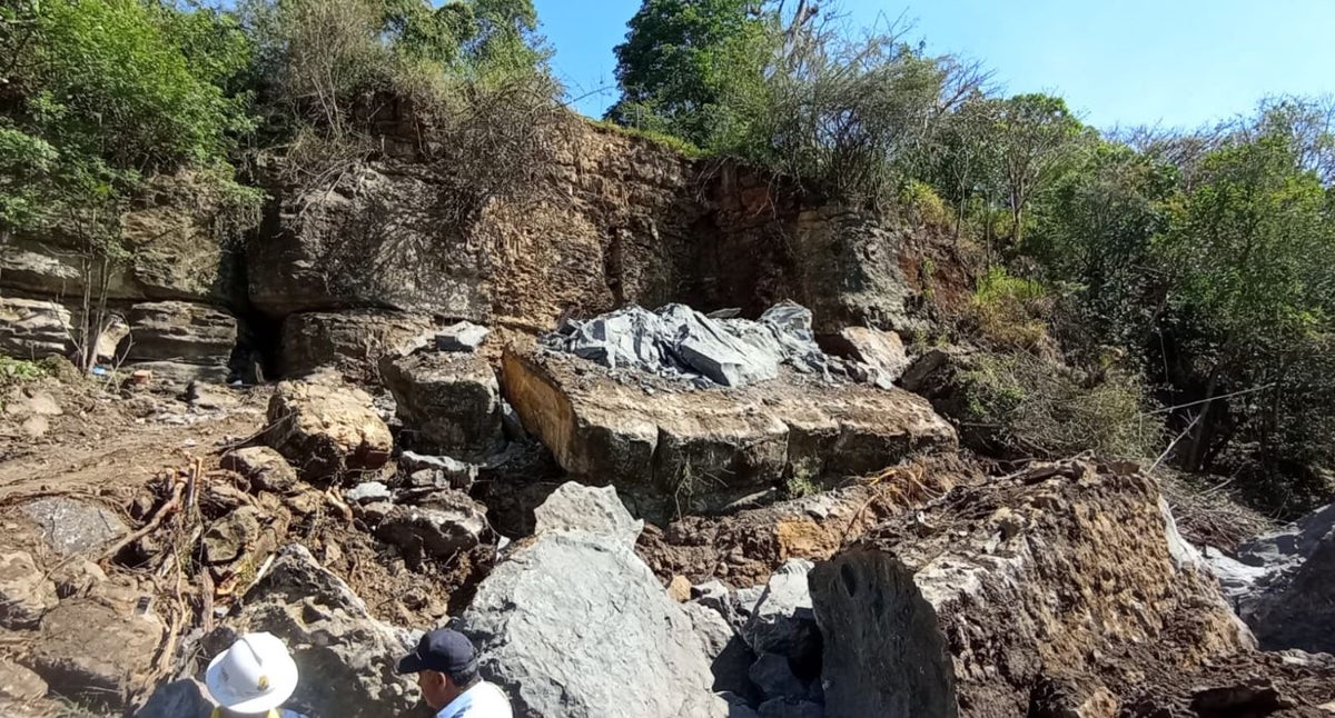 Implosión de roca en la vía Bucaramanga - Bogotá