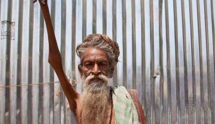 Hombre que lleva 50 años con el brazo arriba cumpliendo una penitencia