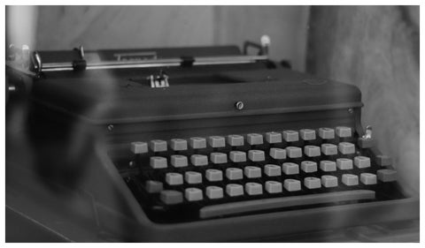 Máquina de escribir y el joven que la llevó porque no lo dejaban usar portátil