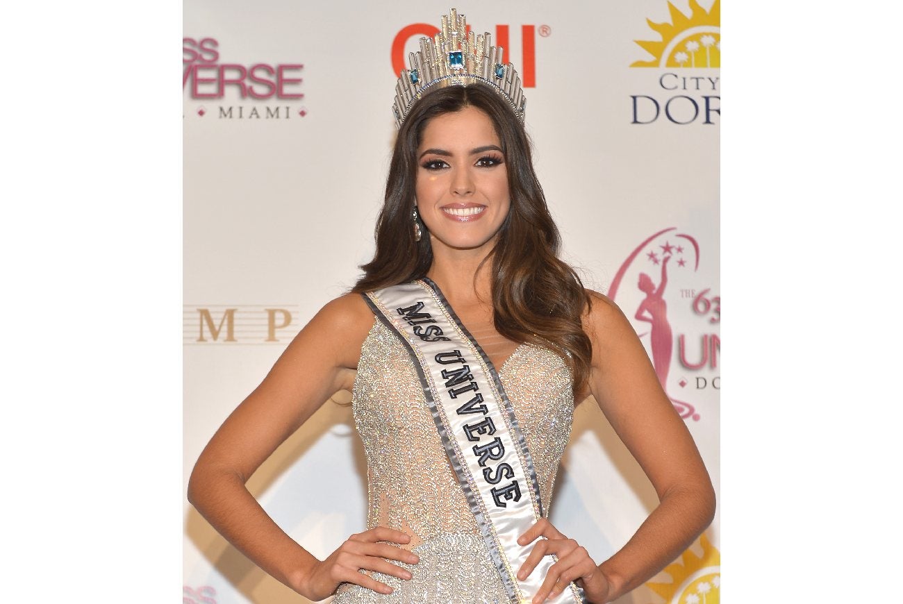 Miss Universo Paulina Vega sonriendo con su corona