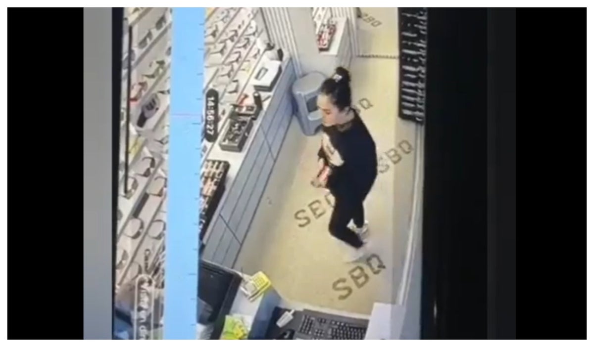 Mujer robando un Iphone en una tienda en Medellín