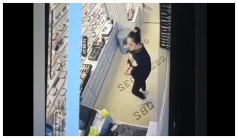 Mujer robando un Iphone en una tienda en Medellín