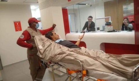 Paciente en camilla de un banco