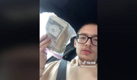 Pidió comida para llevar y le entregaron un fajo de billetes