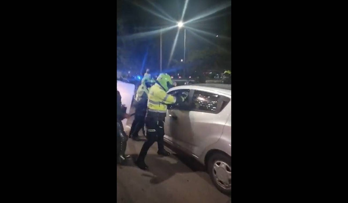Policía sacó de su vehículo a conductor de plataforma de transporte