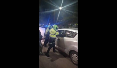 Policía sacó de su vehículo a conductor de plataforma de transporte