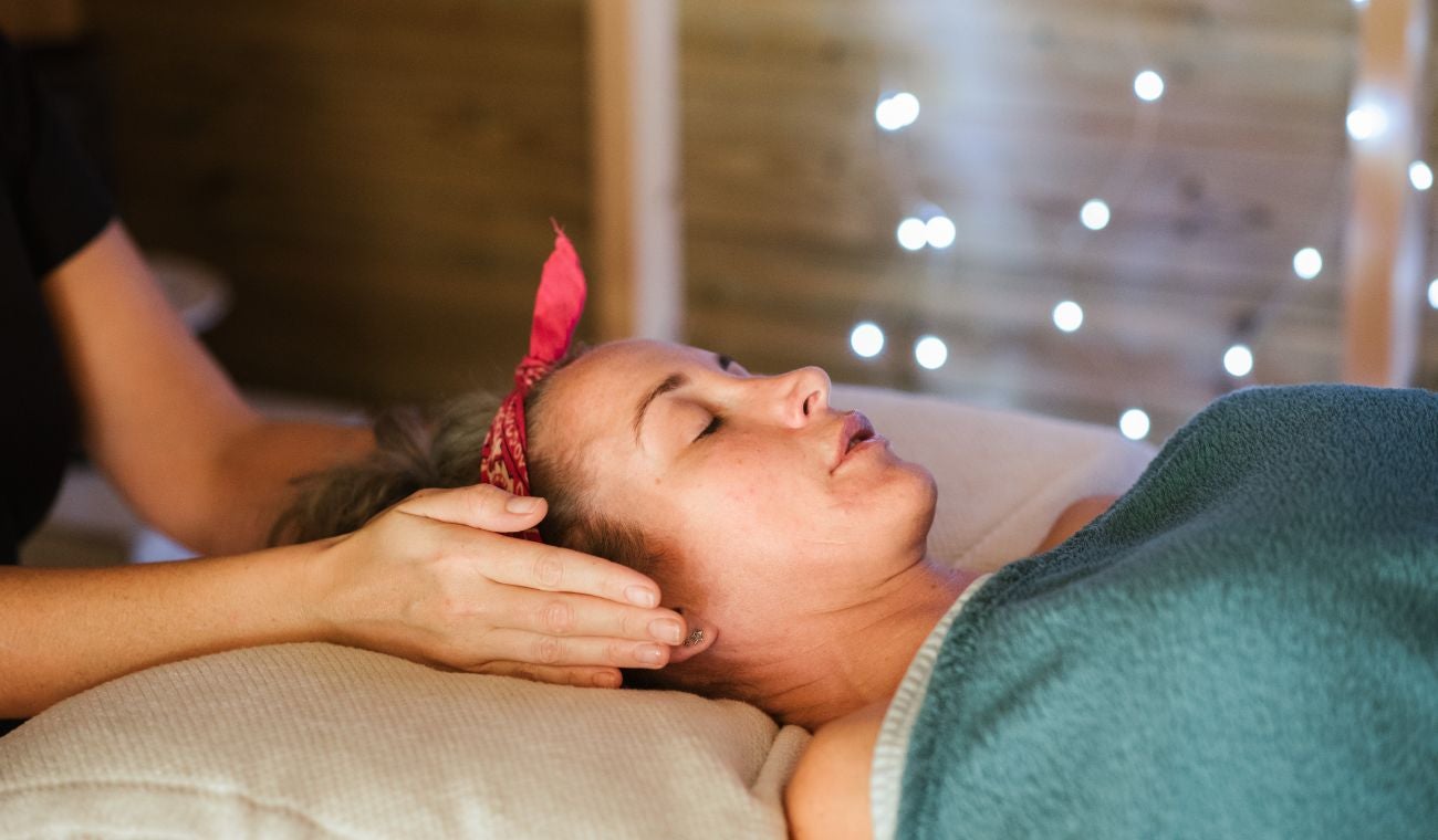 Mujer practicando Reiki