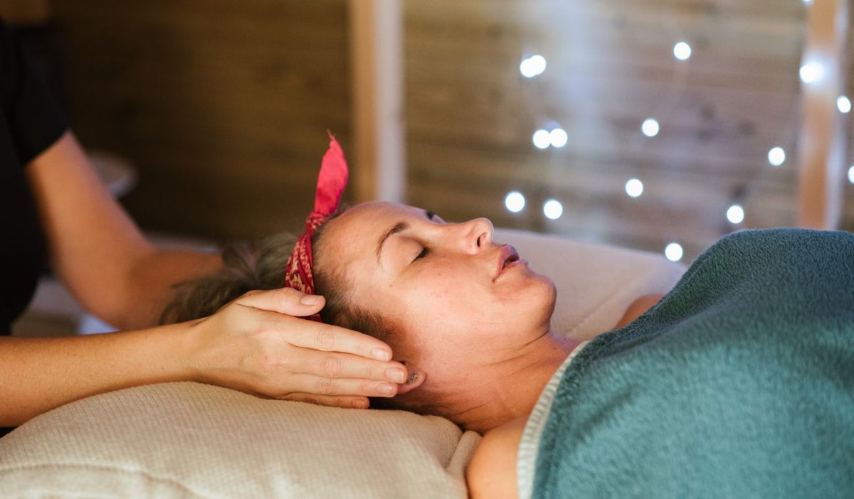 Mujer practicando Reiki