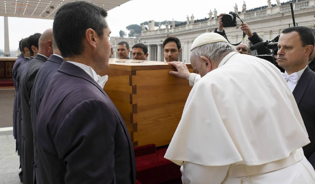 Restos de Benedicto XVI son llevado a su sepultura en la basílica de San Pedro